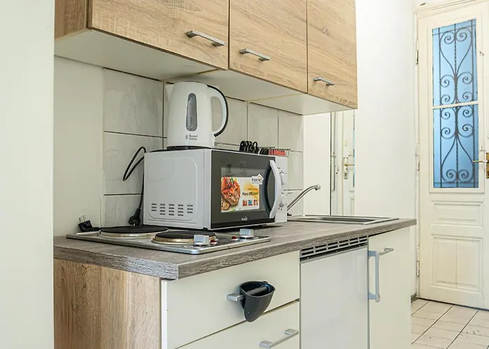 Modern Comforts: Chic Studio Apt Centrally Located