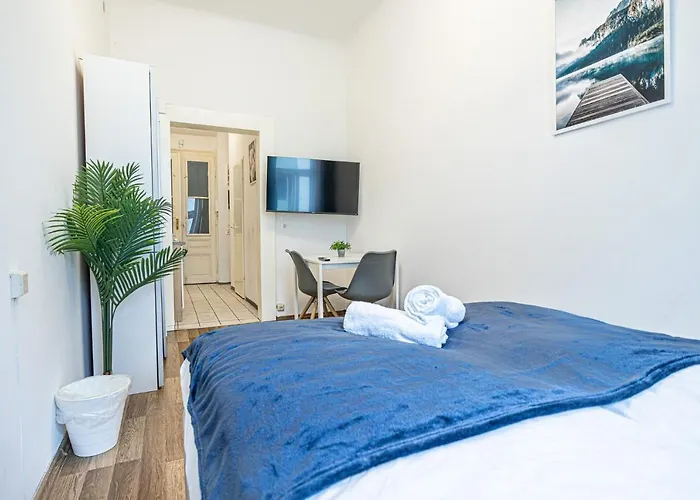 Modern Comforts: Chic Studio Apt Centrally Located