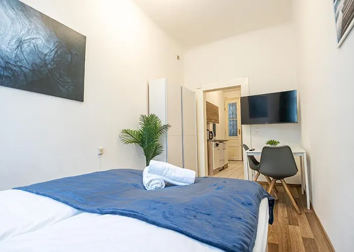 Modern Comforts: Chic Studio Apt Centrally Located